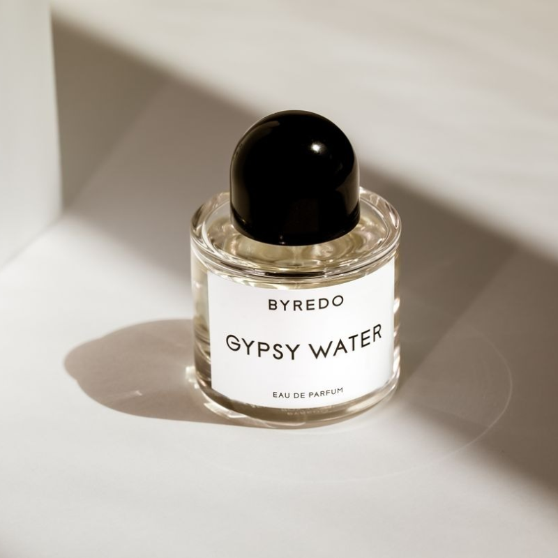 Thiết kế chai Byredo Gypsy Water EDP – Chai thủy tinh trong suốt với nắp đen đơn giản và tinh tế